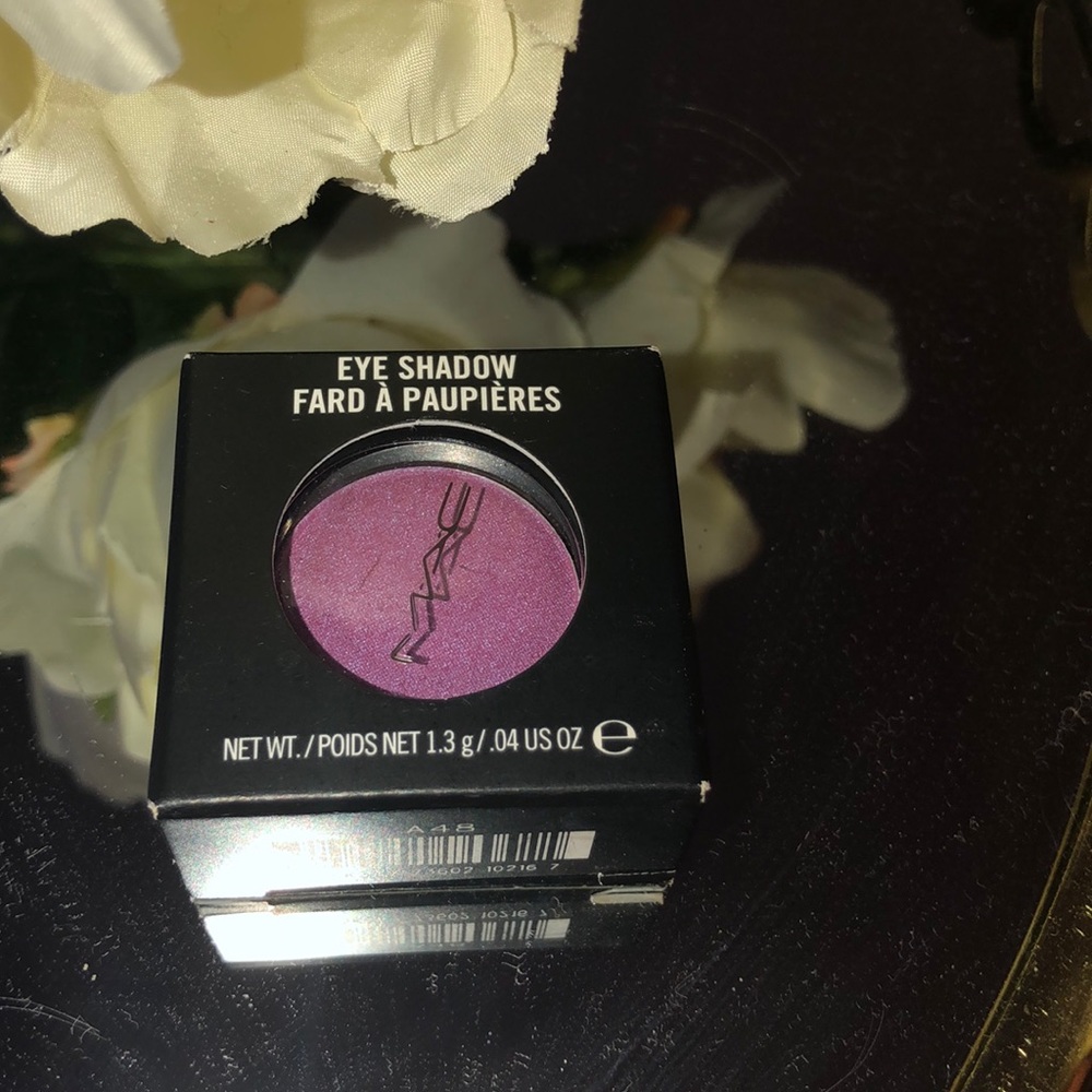 2/20 🌸🌸🌸Brand new Mac eye shadow